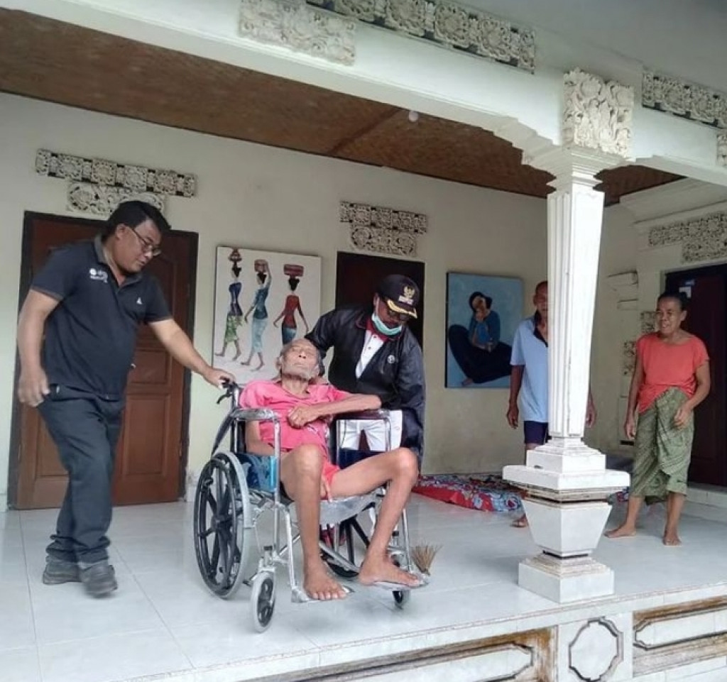 Pemerintah Desa Bongkasa Serahkan Bantuan Kursi Roda Pada Salah Satu Warga Banjar Tanggayuda